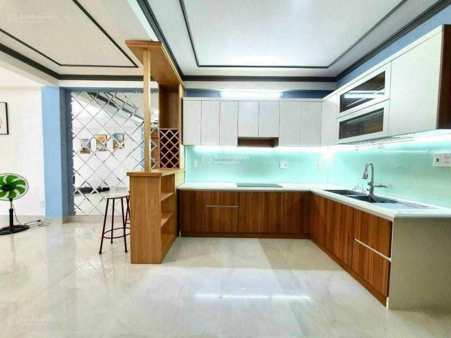 Kẹt tiền sang gấp nhà 1T2L, HXH trung tâm Q4, 48m2, nội thất hoàn thiện, sổ riêng