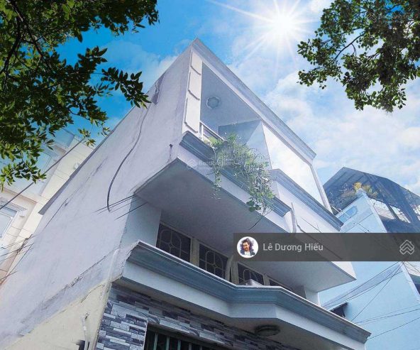 Nhà 20m2, 3.2mx6.5m nở hậu. 3 tầng bê tông cốt thép. 2 phòng ngủ, 2 vệ sinh, hẻm 3m. Sát đường lớn