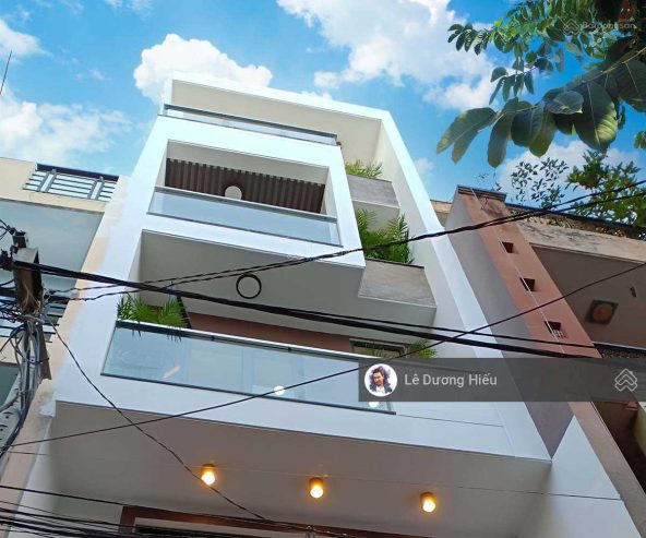 Bán nhà 1 sẹc Đoàn Văn Bơ 26m2 bề ngang 3,1m. Nhà đẹp và mới 5 tầng. Hẻm 4m. Cách Q1 chỉ 1km