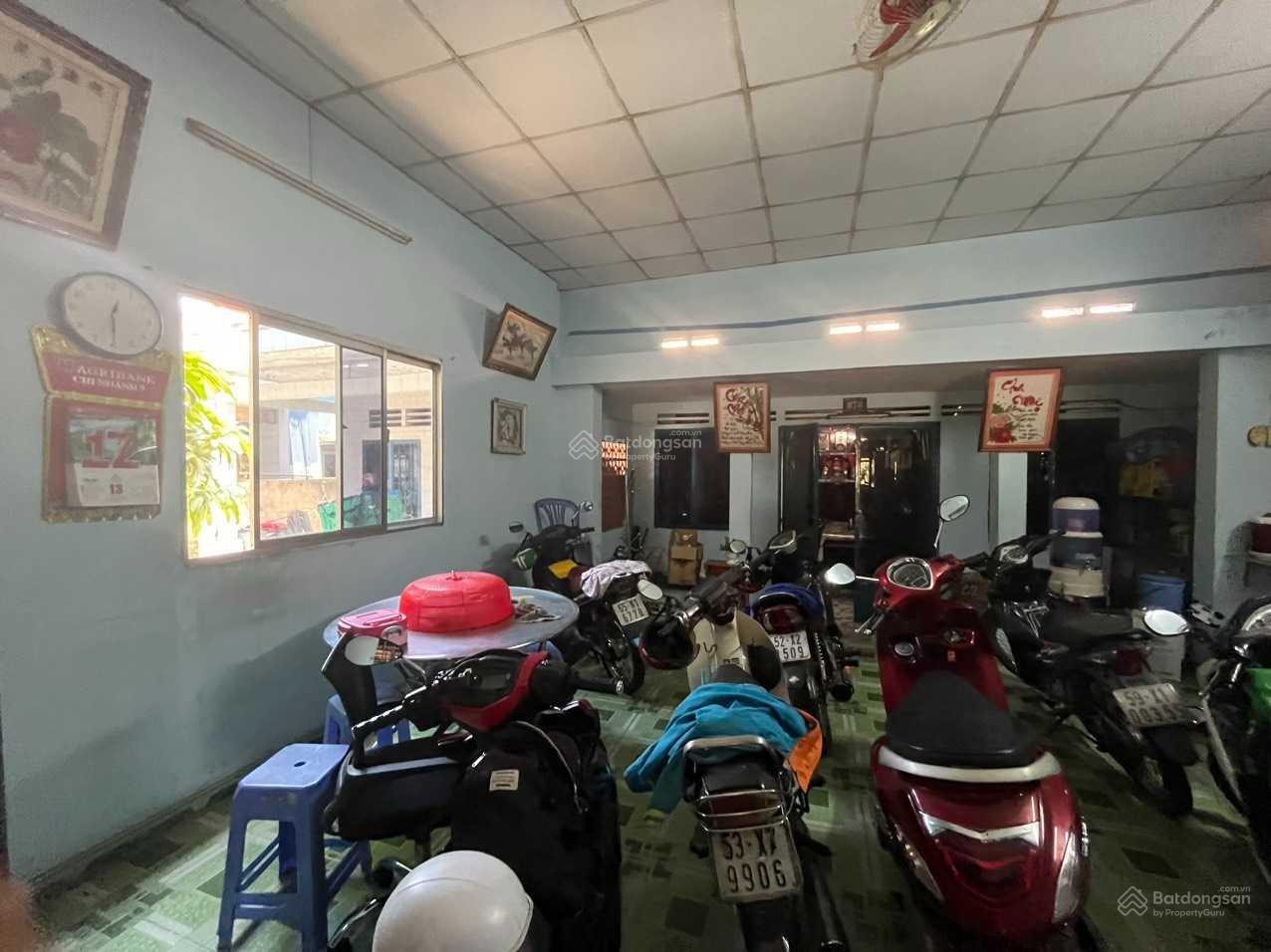 Cần tiền lo công việc gia đình, bán nhà mặt tiền, gần ngã tư Thủ Đức, sổ đỏ tôi để nhà