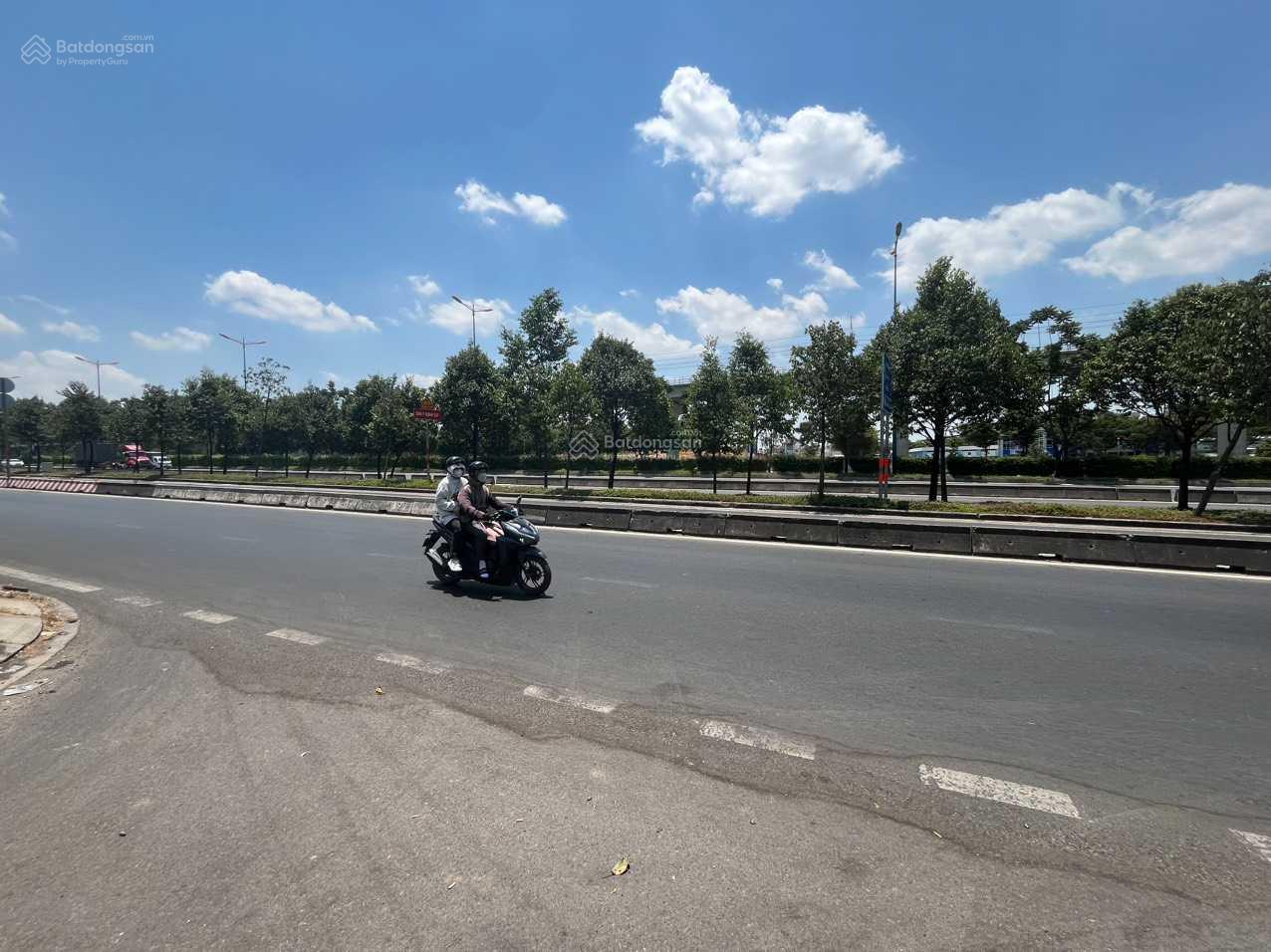 Cần tiền lo công việc gia đình, bán nhà mặt tiền, gần ngã tư Thủ Đức, sổ đỏ tôi để nhà