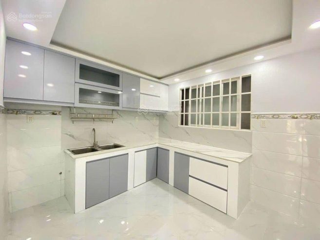 Hiện đang cho thuê 13 tr/tháng hết năm, bán nhà Nguyễn Tiểu La, Q10, 54m2 x 3T, 3PN, HXH 5m xe tải