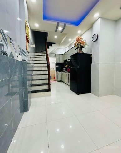 Chủ nhà ngợp, bán gấp nhà mới 4 tầng CMT8, Quận 10, khu vực VIP tặng nội thất, giá 3,6 tỷ.